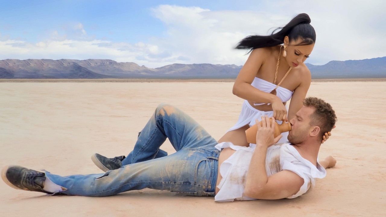 Премиальная латина спасает чувака в пустыне - топ видео