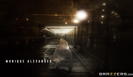 Мужчина-конь спас девушку и повез домой трахаться