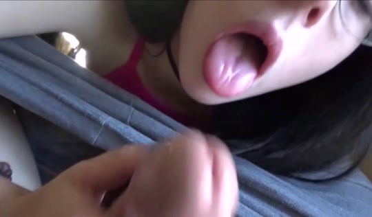 Распутная дочка отсасывает член перепуганному папаше